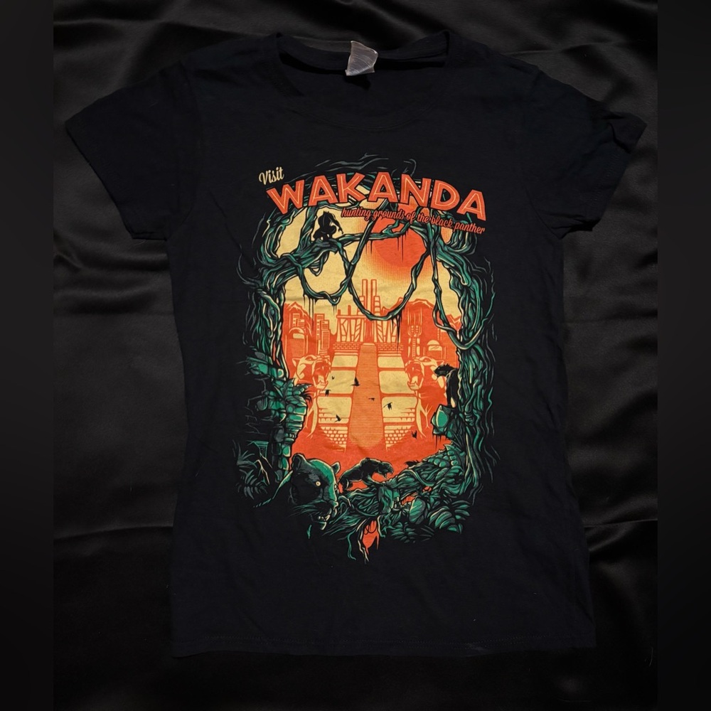 Gildan Wakanda The Black Panther T-shirt